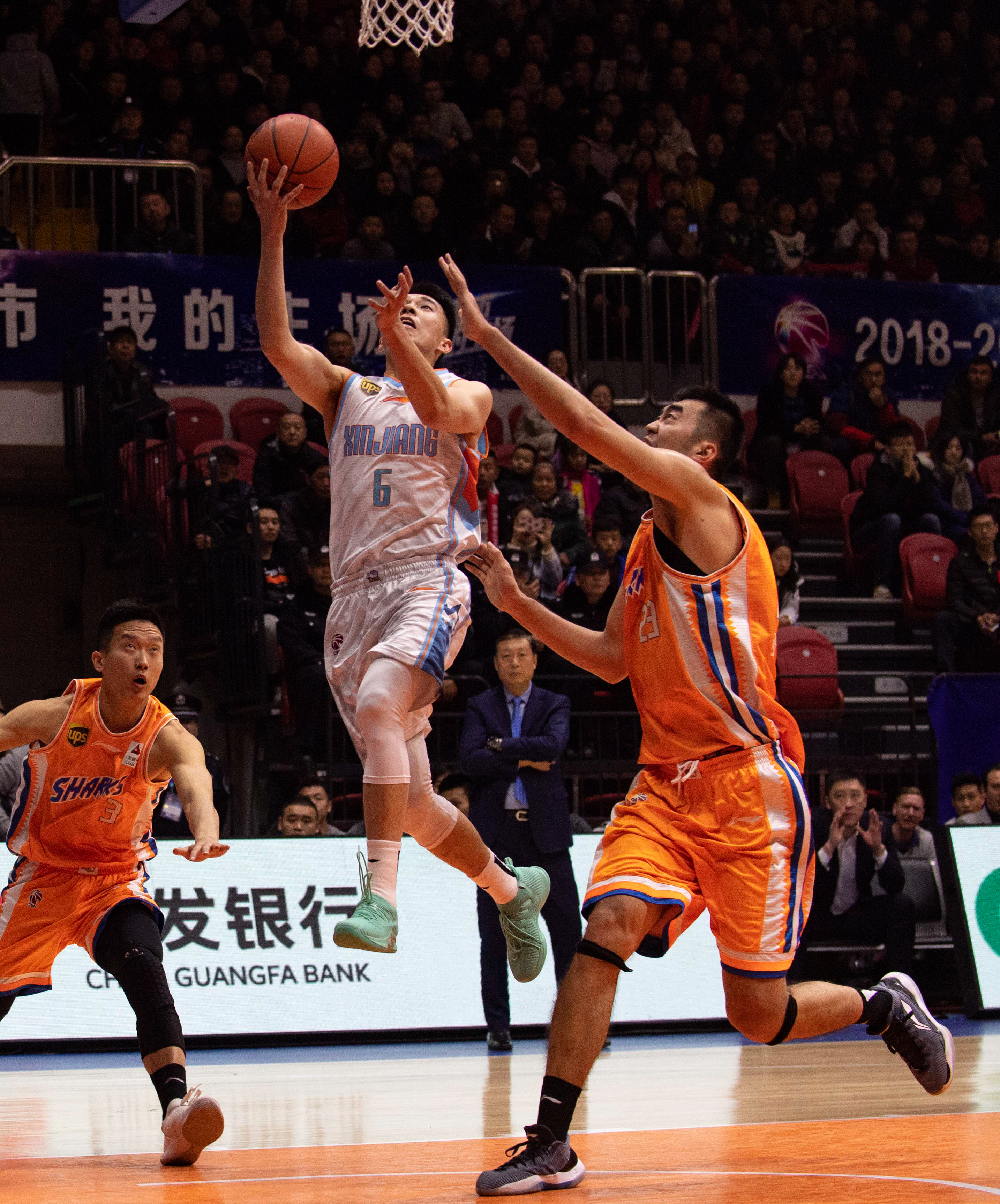 国王主帅场边支持黑总！两战44+11无愧FIBA利器三年4500万真不贵