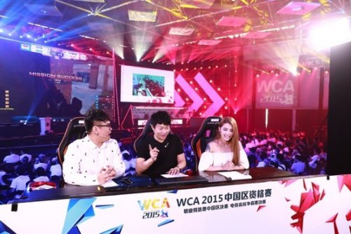 詹姆斯凌晨飞抵上海！现场画面曝光：球迷热情高呼LBJ疯狂追车